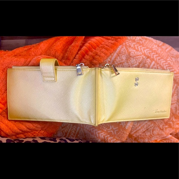 SUPER CUTE PASTEL YELLOW WALLET - Picture 9 of 9